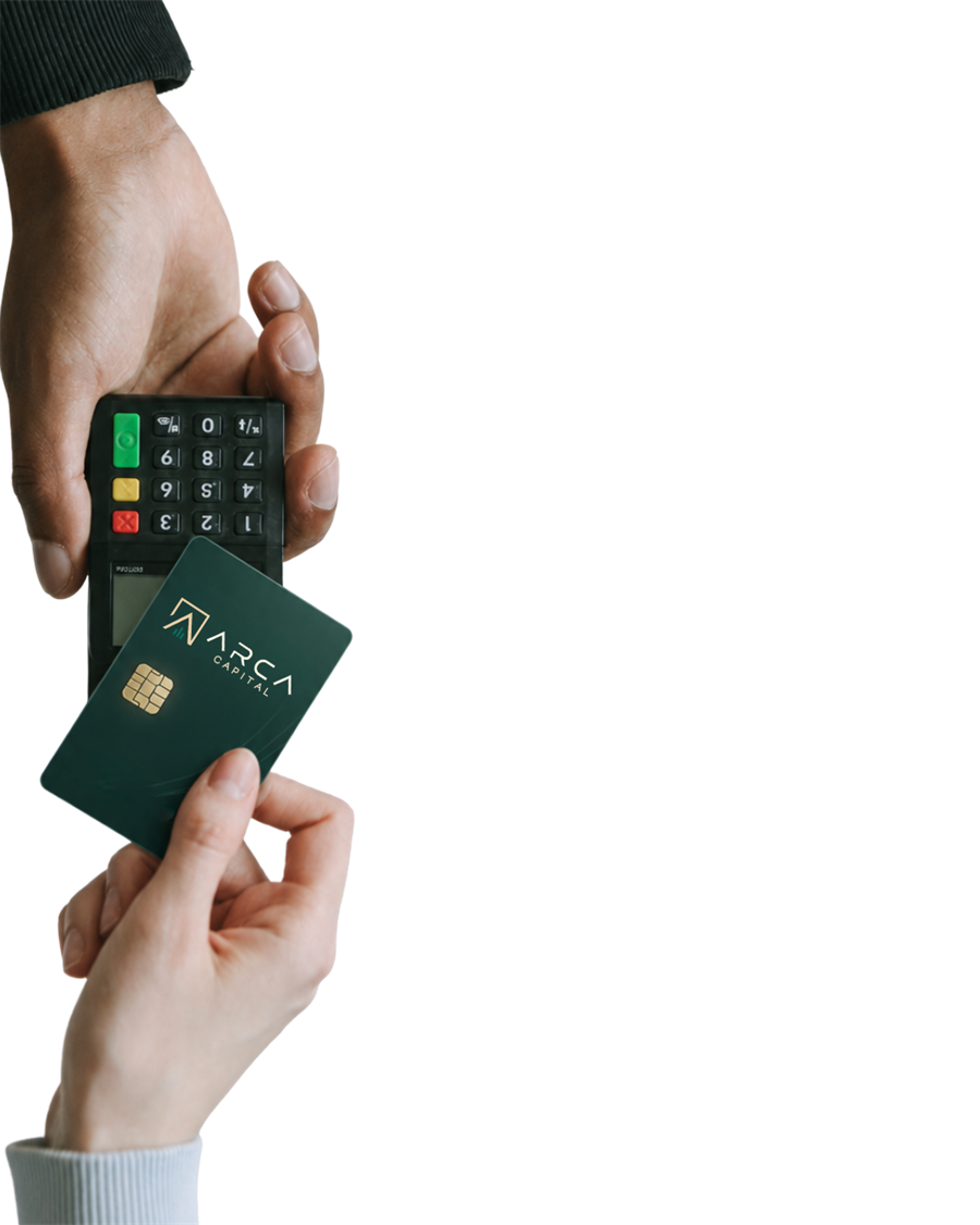Cliente usando o cartão ARCA Capital em uma maquininha de pagamento